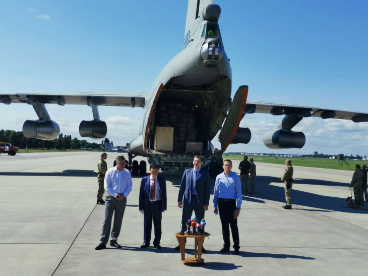Літак ЗСУ з гуманітарним вантажем прибув в Україну