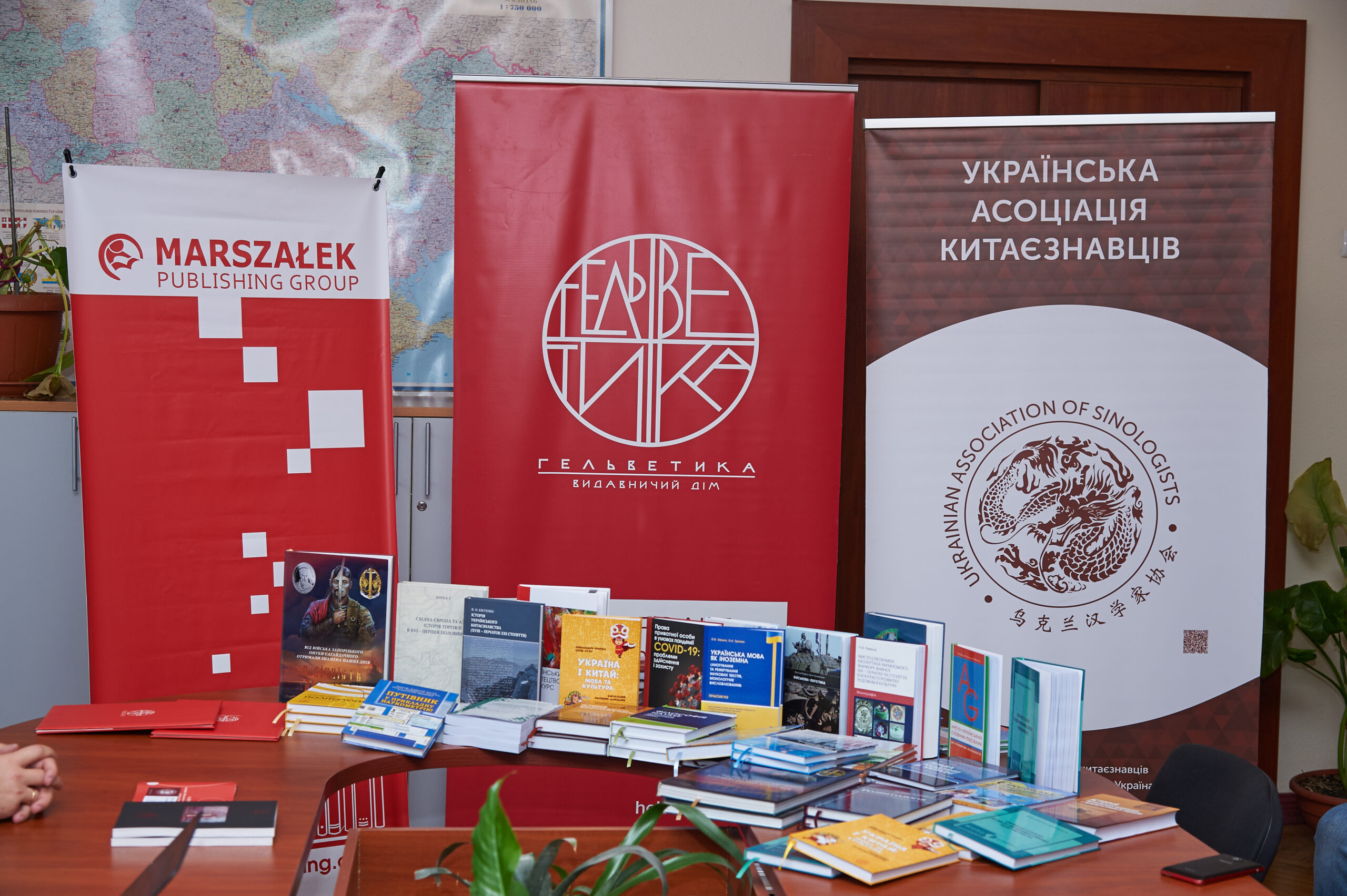 Передача книжок для українознавчих центрів Китаю