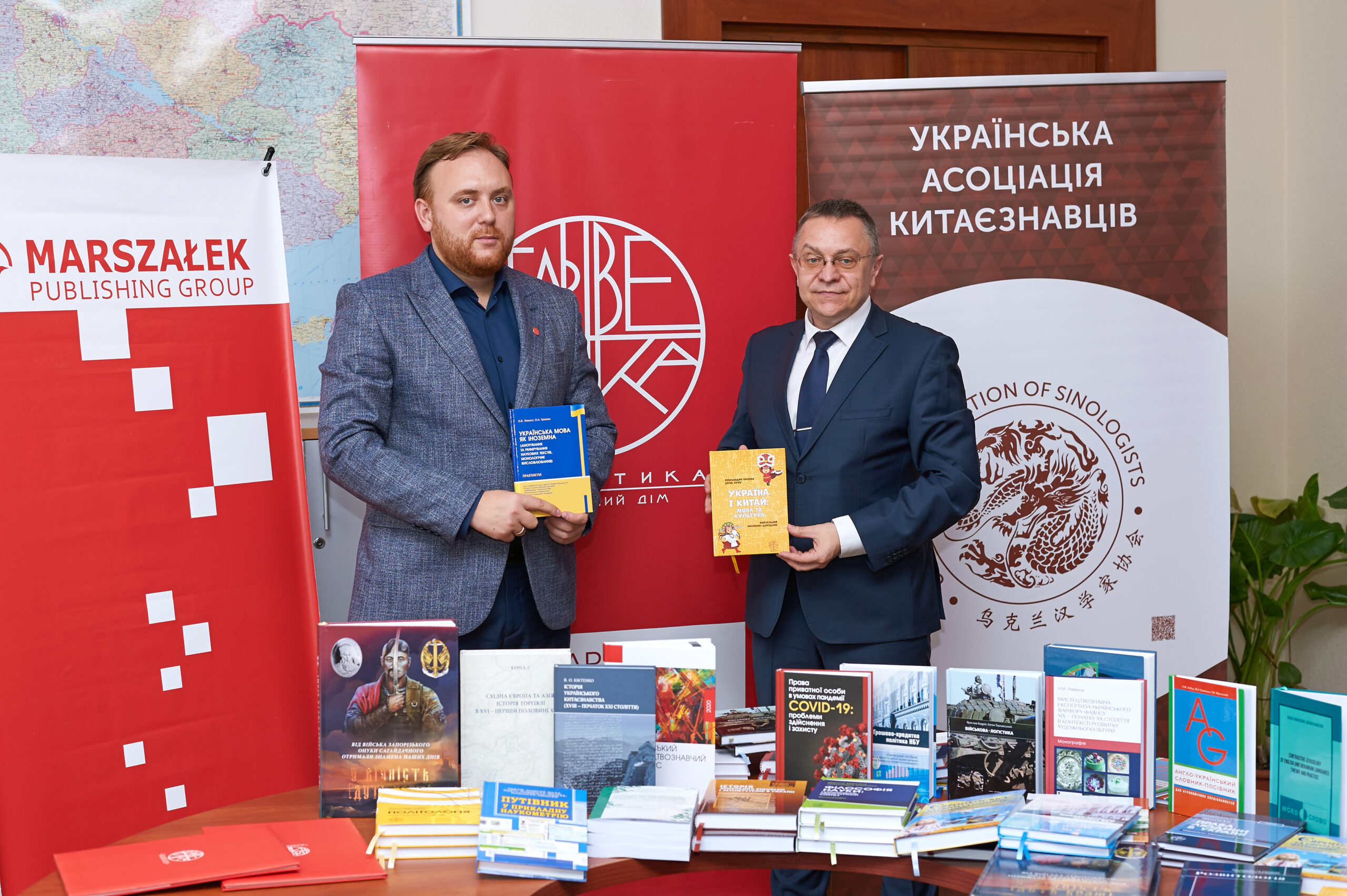 Передача книжок для українознавчих центрів Китаю