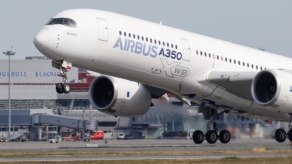 Китай закрив небо для літаків Boeing та Airbus російських авіаперевізників