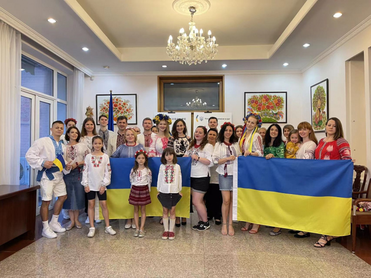 Українці в Пекіні взяли участь у всесвітній акції до Дня Конституції України
