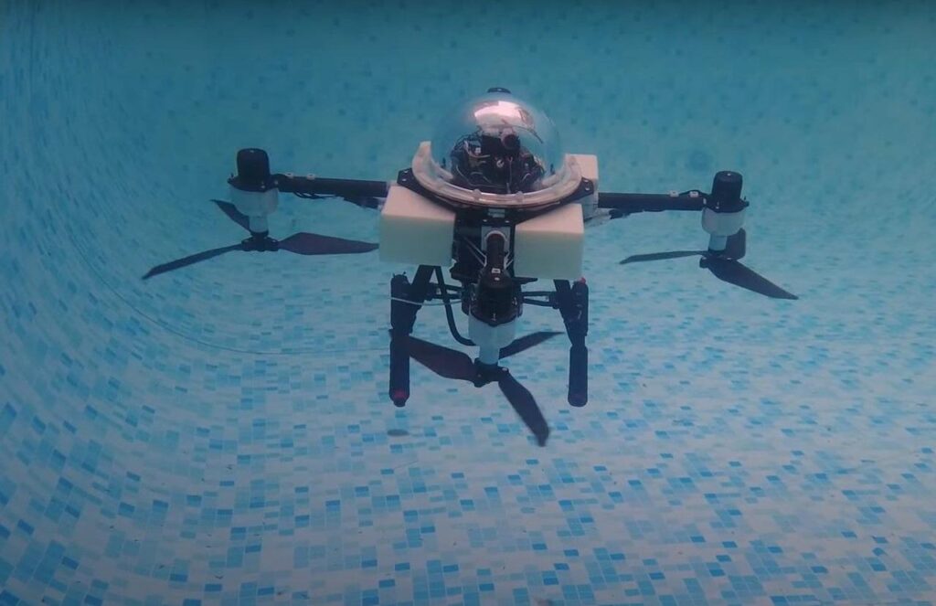 В Китаї розробили прототип дрона, що здатний літати та плавати