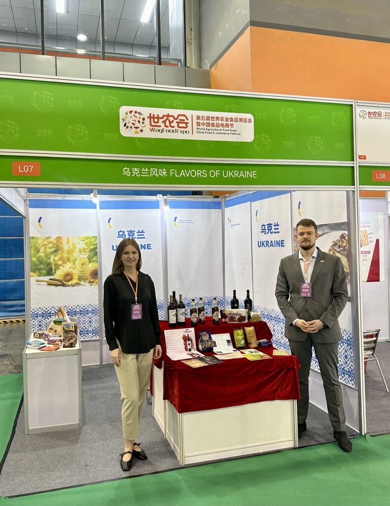 Дипломати Посольства України в КНР та Генерального консульства України в Гуанчжоу представили українську продукцію на виставці World Agricultural Food Expo 2023