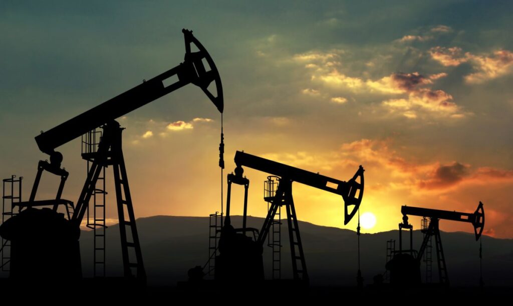Китай заощаджує мільярди доларів на імпорті нафти з підсанкційних країн – Reuters