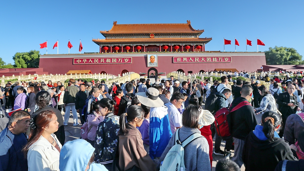 Люди по всьому Китаю святкують День заснування КНР під час надзвичайно довгих канікулах