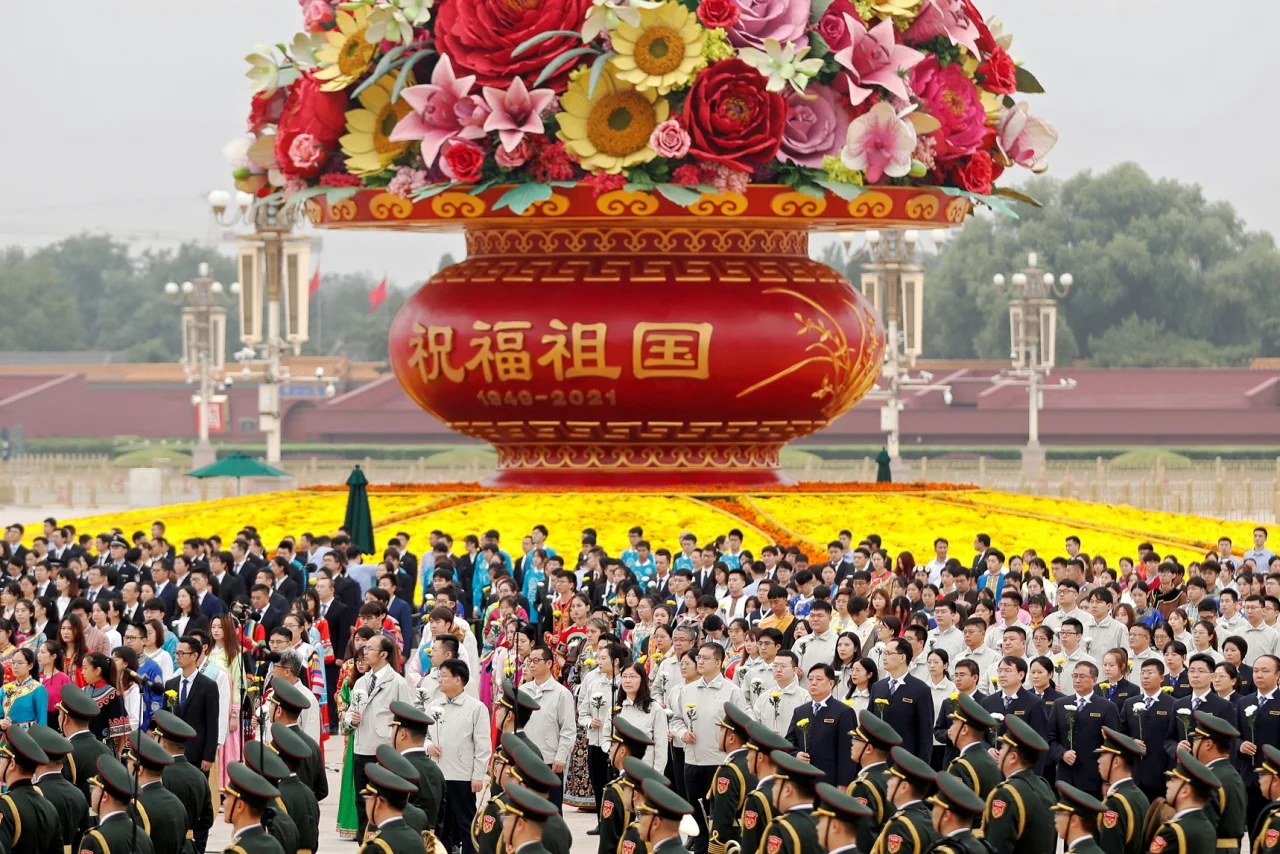 Люди по всьому Китаю святкують День заснування КНР під час надзвичайно довгих канікулах
