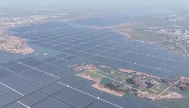 Стала до ладу найбільша у Китаї плавуча сонячна електростанція