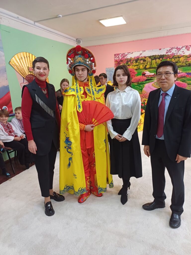 Делегація дипломатів Посольства Китаю в Україні відвідала Київську гімназію східних мов №1