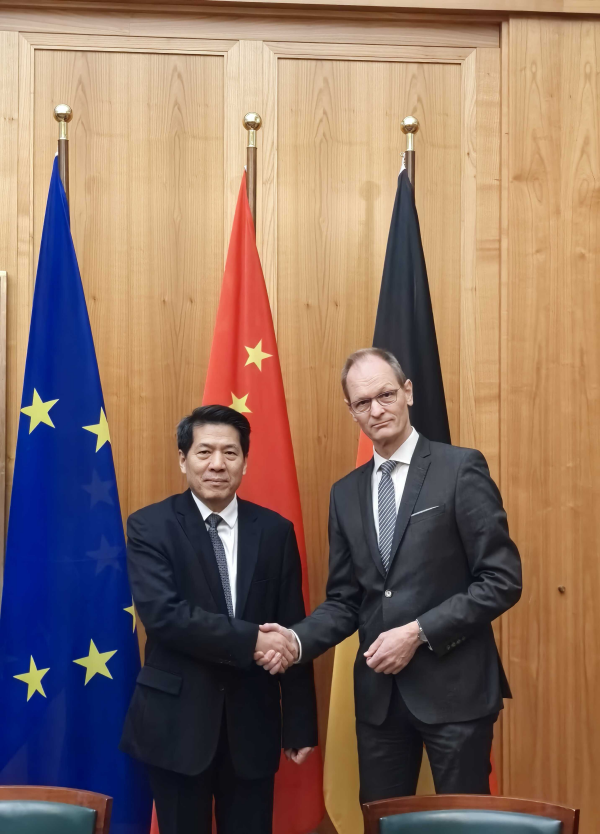 Спеціальний представник уряду КНР у справах Євразії Лі Хуей провів переговори з держсекретарем МЗС Німеччини