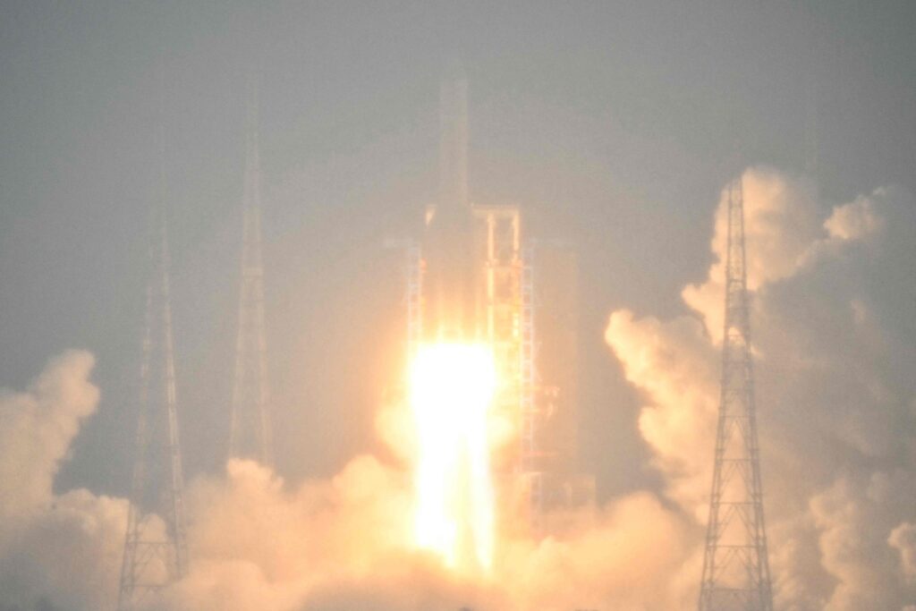 Китай запустив місячний зонд "Чан'є-6" для збирання зразків ґрунту зі зворотного боку Місяця