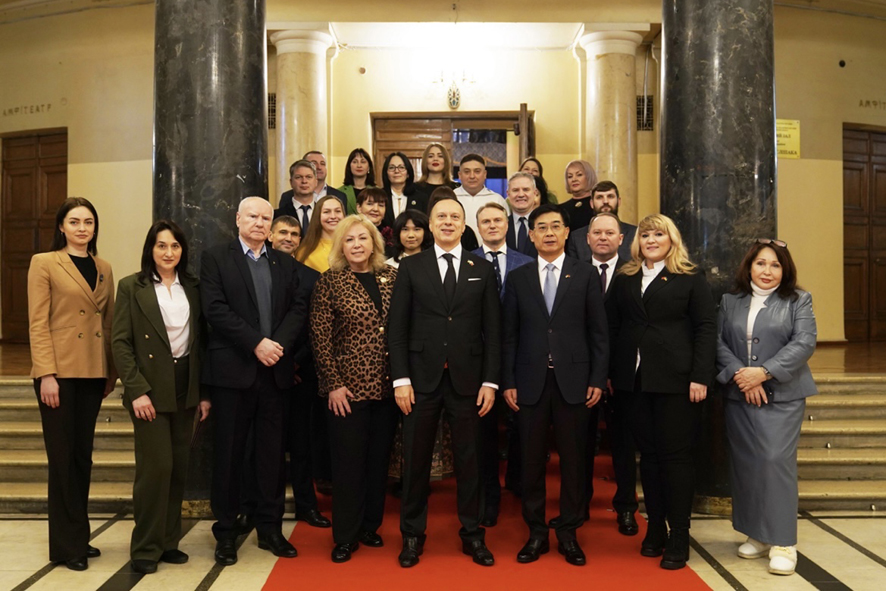 Перший візит Надзвичайного та Повноважного Посла КНР в Україні Ма Шенкуня до мистецького вишу України