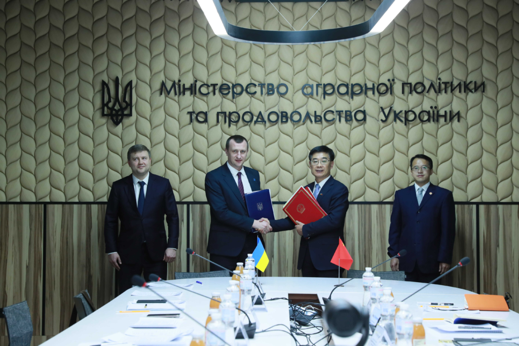ПОСОЛ МА ШЕНКУНЬ ПІДПИСАВ ПРОТОКОЛ З УКРАЇНСЬКОЮ СТОРОНОЮ ЩОДО ЕКСПОРТУ УКРАЇНСЬКОГО ГОРОХУ ТА ПРОДУКТІВ ДИКОРОСЛИХ ВОДНИХ КУЛЬТУР ДО КИТАЮ
