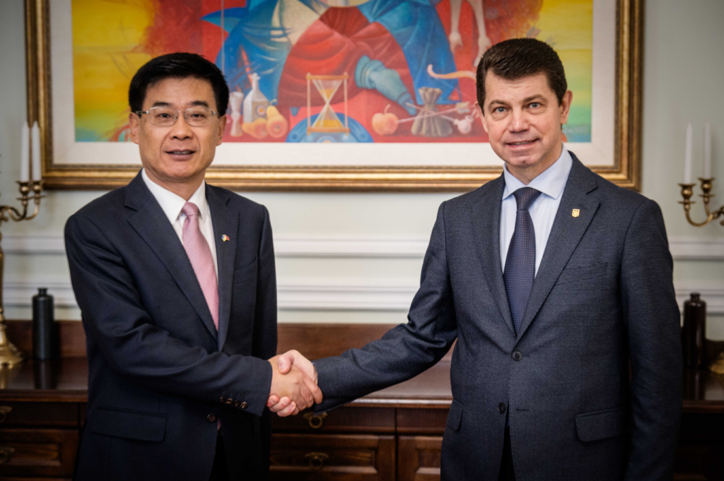 ПОСОЛ МА ШЕНКУНЬ ЗУСТРІВСЯ ІЗ ЗАСТУПНИКОМ МІНІСТРА ЗАКОРДОННИХ СПРАВ УКРАЇНИ ОЛЕКСАНДРОМ МІЩЕНКОМ