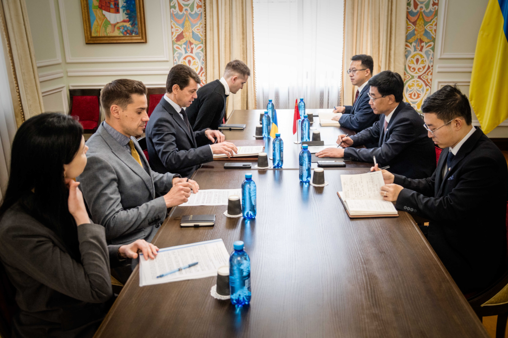 ПОСОЛ МА ШЕНКУНЬ ЗУСТРІВСЯ ІЗ ЗАСТУПНИКОМ МІНІСТРА ЗАКОРДОННИХ СПРАВ УКРАЇНИ ОЛЕКСАНДРОМ МІЩЕНКОМ